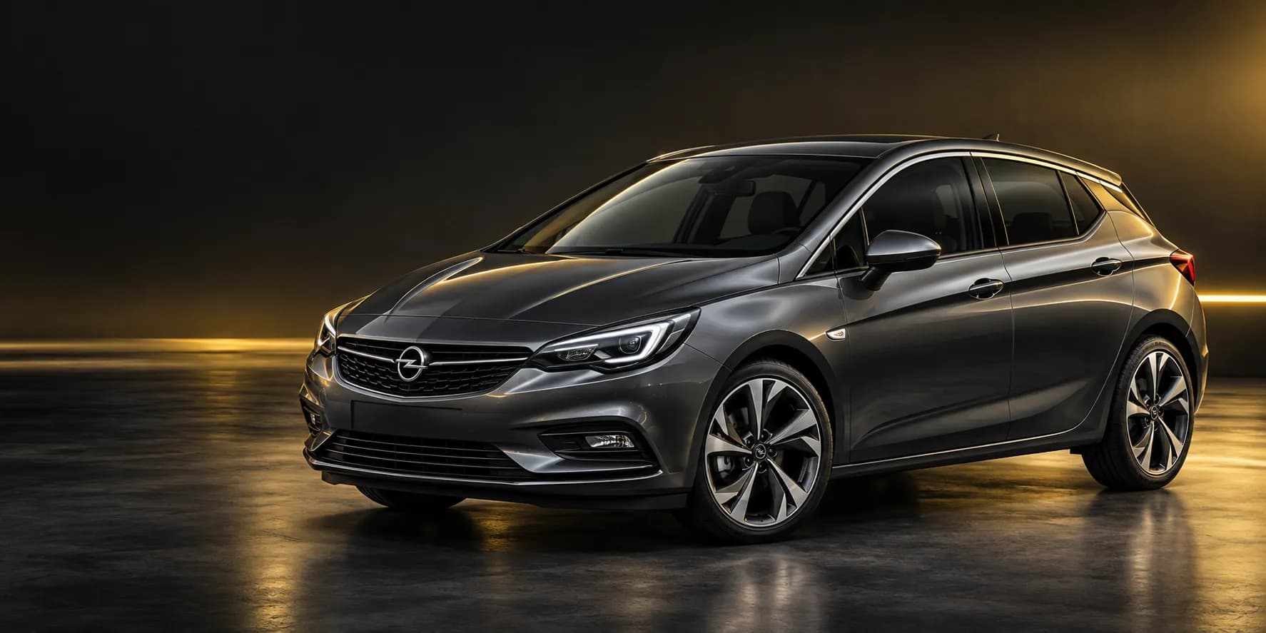 Koyu stüdyo ortamında Opel Astra